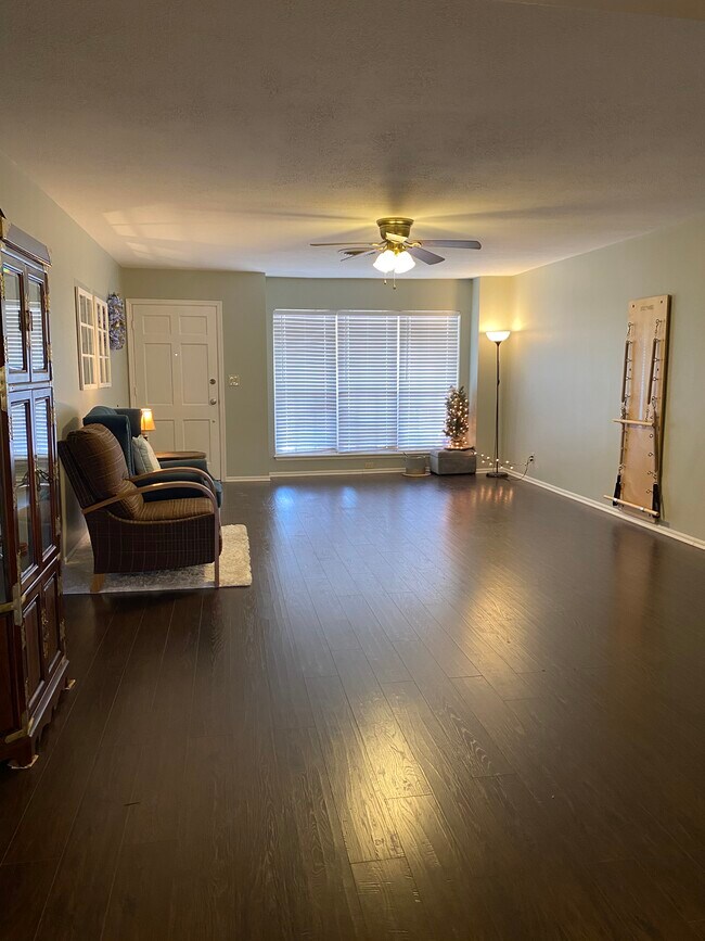 spacious lvingroom - 2314 Indian Dr Unit 2314 indian dr