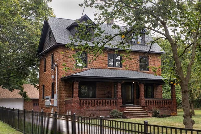 Historic brick colonial - 18115 Nottingham Rd Unit Windom 3