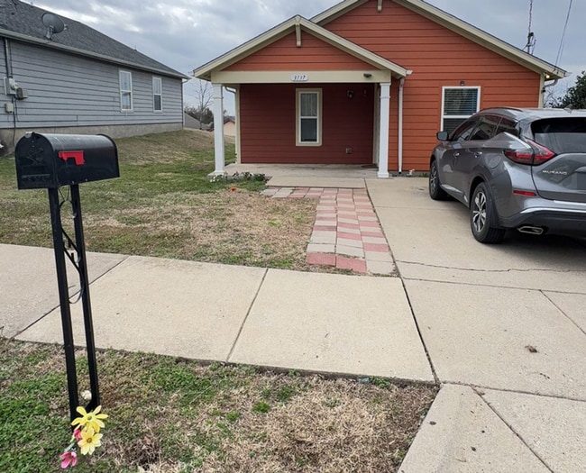 Building Photo - AVAILABLE NOW!!