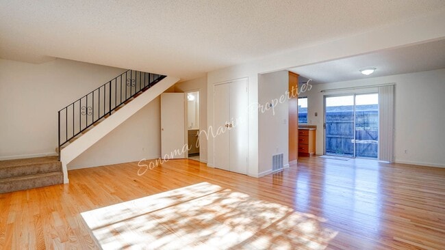 Photo - Lovely 3 Bedroom Townhouse ~ Water Included