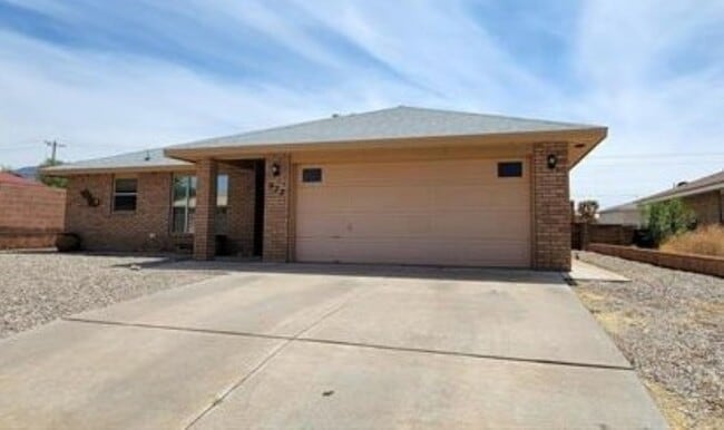 Building Photo - 3 Bedroom, 2 bath, Brick home is established neighborhood