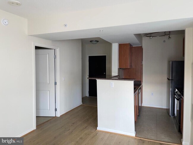Photo - 851 N Glebe Rd Apartment Unit 512