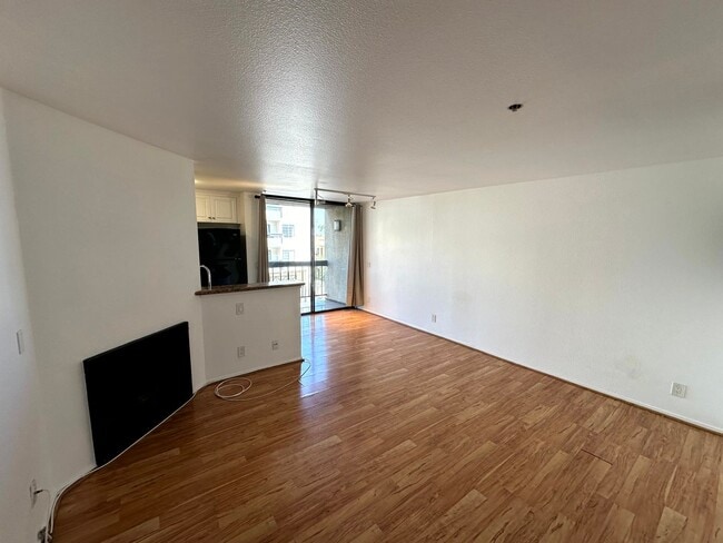 Building Photo - Fantastic 1 bed and 1 Bath with balcony an... Unit 115 Rental