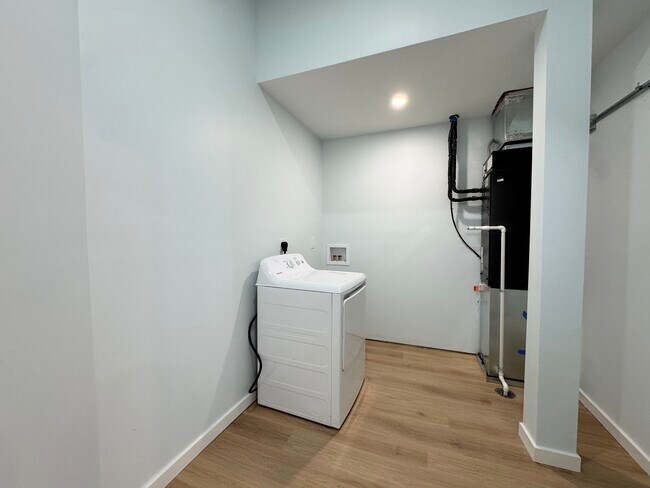 Photo - 517 Gillis St Unidad 203