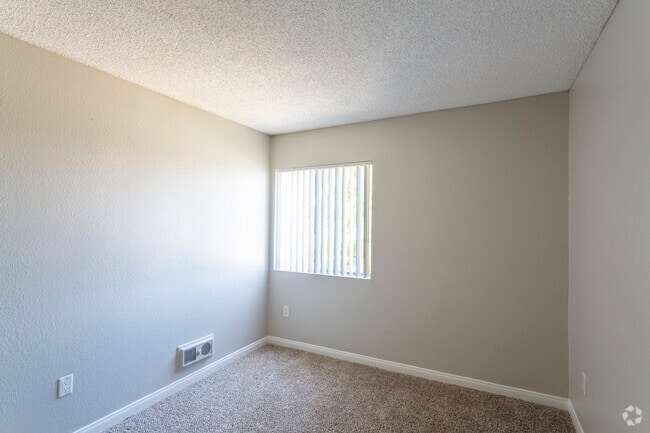 2 BR, 1 BA - 807 SF
