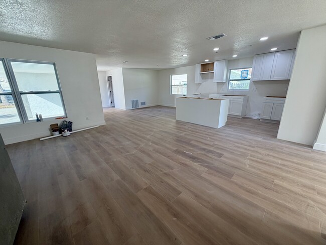 Photo - 725 Merrimac Dr