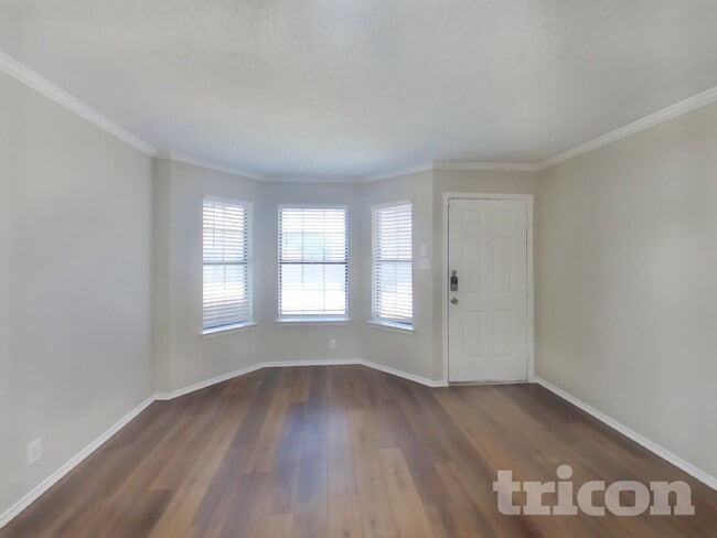 Photo - 9918 Autumn Arch