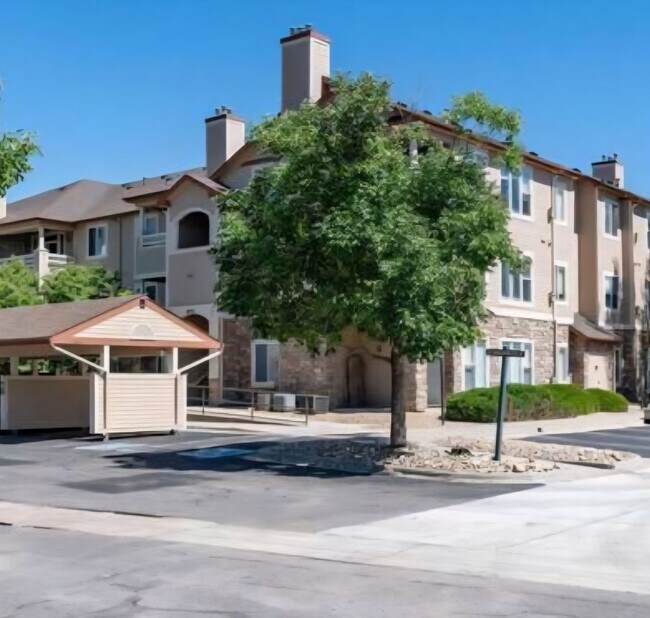 Building Photo - Beautiful condo in highly desired area of ...