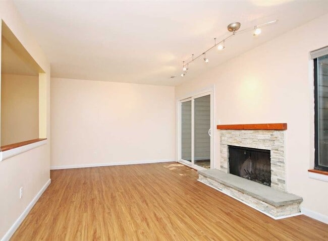 Building Photo - 2 Bedroom Condo in Birnam Wood