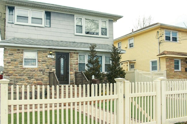 Photo - 121 Nassau Blvd