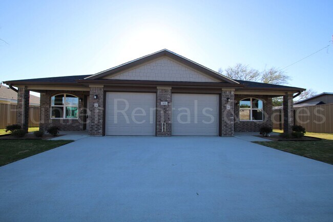 Building Photo - 505 Bonnie Dr Unit B