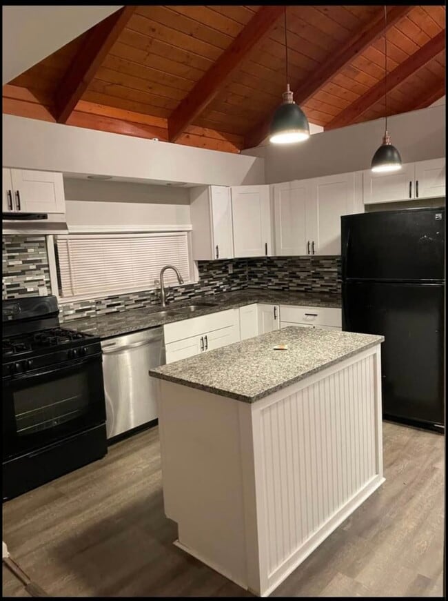 Photo - 114 E 13th St