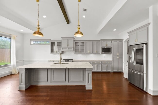 Building Photo - Timeless Elegance in Oak Forest: A Stylish... Rental
