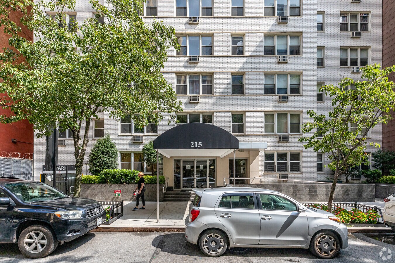 Vista desde la calle - 215 E 80th St