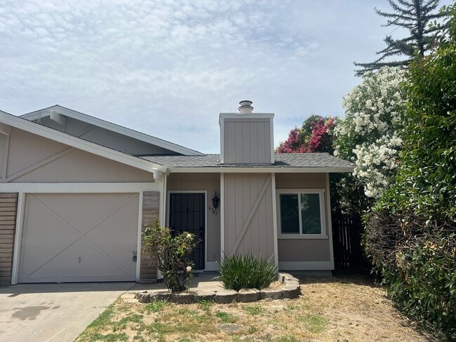 Building Photo - BEAUTIFULLY REMODELED 3 BEDROOM DUPLEX!!