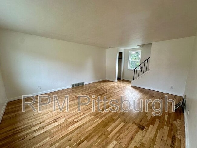 Photo - 975 Elizabeth St