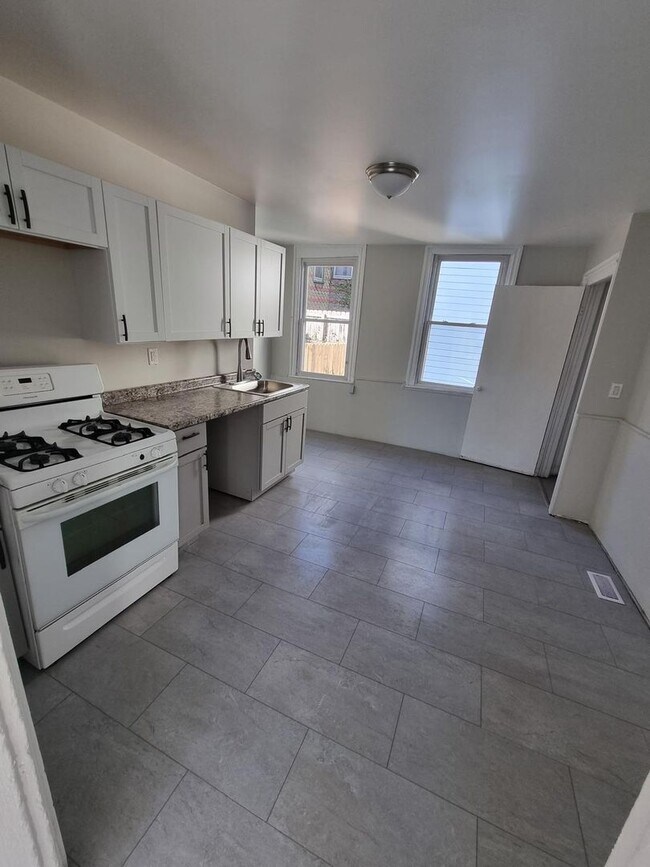 Photo - Newly Remodeled 2-Bed, 1-Bath Spacious Hou...