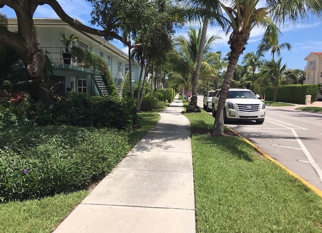Building Photo - "Charming 1-Bedroom Oasis in the Heart of Naples – 580 Sq Ft of Pure Comfort!"