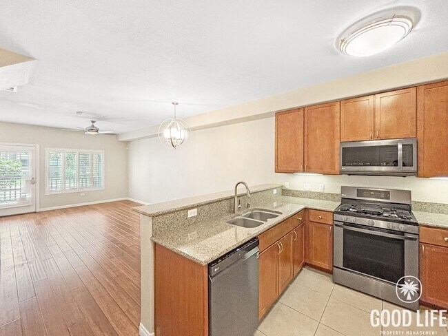 Photo - Beautiful 2BD/2.5BA Condo in Bankers Hill W/ W/D, A/C, Patio Area and Community Gym! Unidad 108