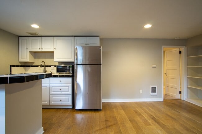 Photo - Adorable & Cozy NW 1 Bdr w/Fireplace + Hardwoods! Unidad 342