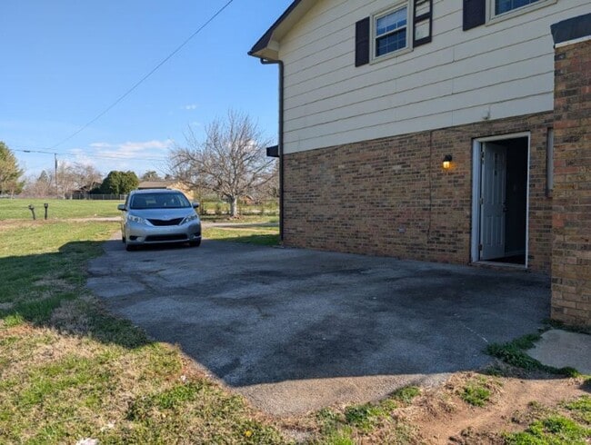 Photo - Spacious 2-Bedroom, 1-Bath Apartment Near Karns – Quiet Living with a Large Yard