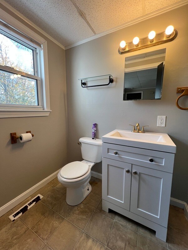 Building Photo - 77 Massasoit St Unit Apt 2