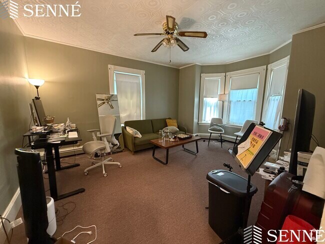 Building Photo - 392 Windsor St Unit 1 Rental