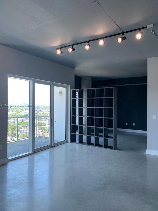 Photo - 10 SW South River Dr