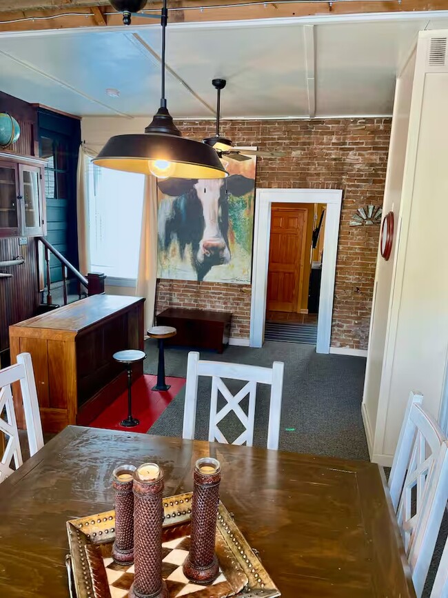 212 W Amelia St