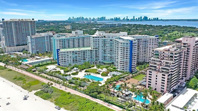 Building Photo - 5151 Collins Ave Unit 921