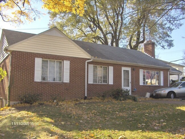 Building Photo - 3 Bedroom 1 Bath Duplex Rental