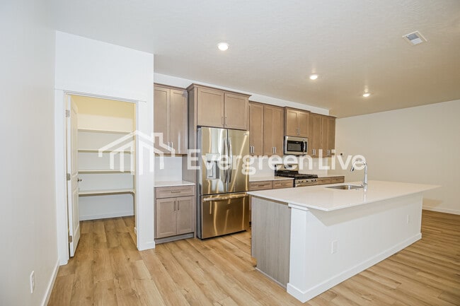 Photo - 301 Ravello St