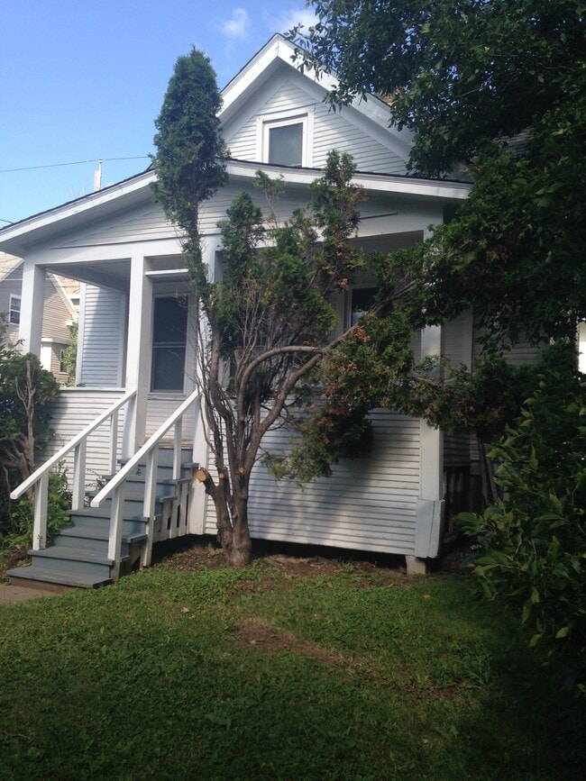 Building Photo - 613 E 8th St