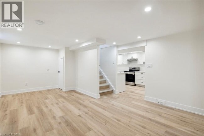 Photo - 87 Leaside Dr