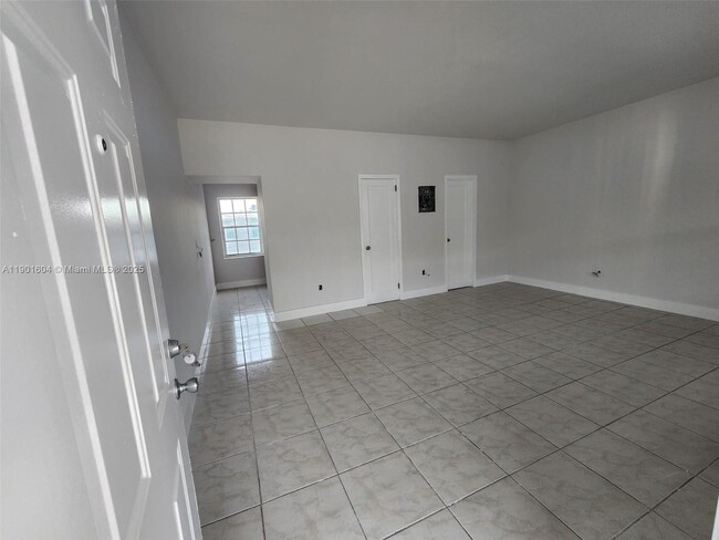 Photo - 7611 Harding Ave Unidad 9