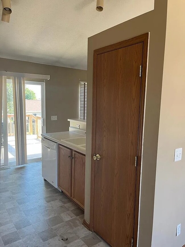 Photo - 17837 Olive St