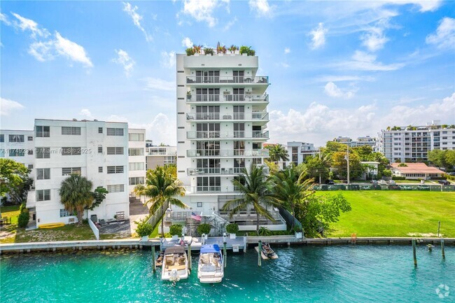 Building Photo - 9901 E Bay Harbor Dr Rental