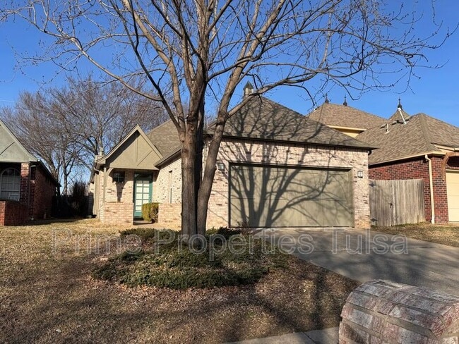 Building Photo - 528 North Willow Pl W