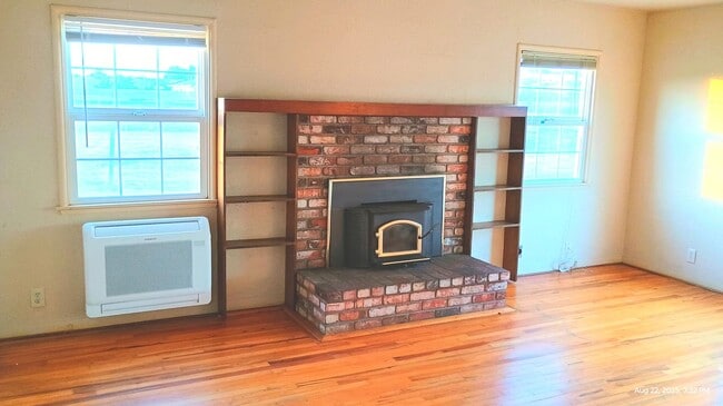 Photo - Beautiful Country Setting Close to Everything!