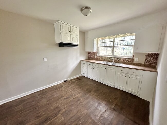 Photo - 5301 Main St