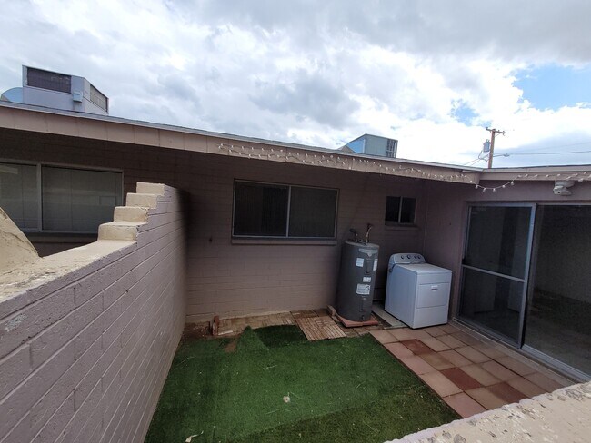 3139 E Glenrosa Ave