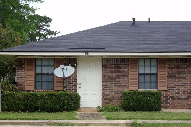 Building Photo - 918 Fisher Ln Rental