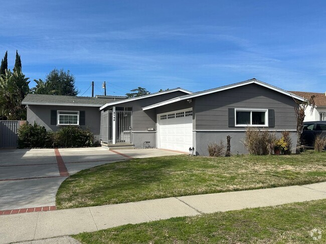 Building Photo - Beautiful 3 Bedroom 2 Bathroom House in Va...