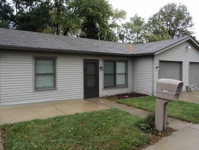 Building Photo - Very Nice 2 Bedroom 1 Bath Duplex Rental