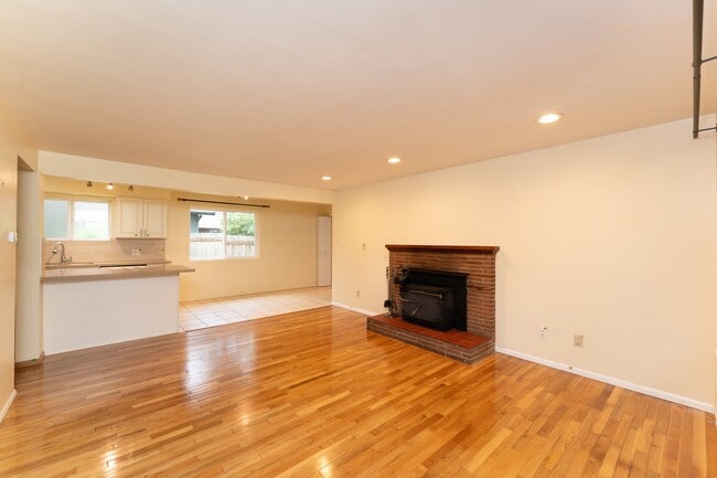 Photo - 804 NE 123rd St