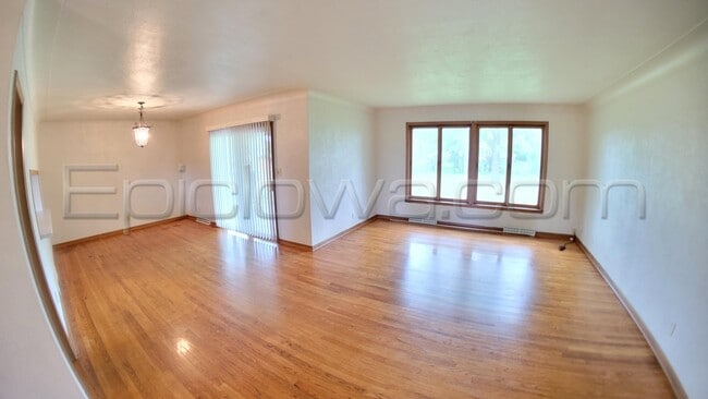 Photo - 827 Suburban St NE