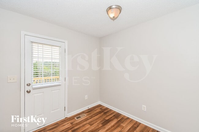 Photo - 209 Oakwood Pl
