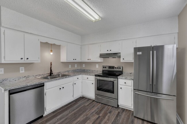 Building Photo - AVAILABLE August 10th. 2 BD 1 1/2 BATH. CL... Rental