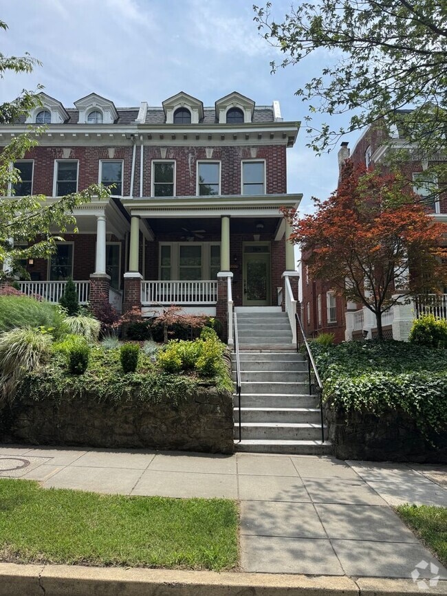 Building Photo - 1814 Park Rd NW Unit 1814 Park Road NW Rental