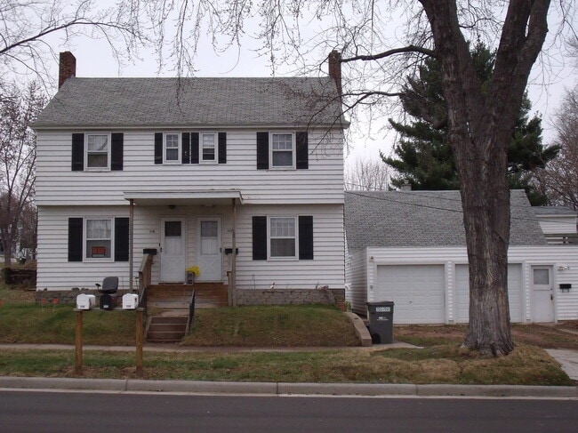 Considerado un tríplex: esta unidad está en la parte superior y trasera de los garajes. - 110 Walnut St Unidad 110 Walnut Street